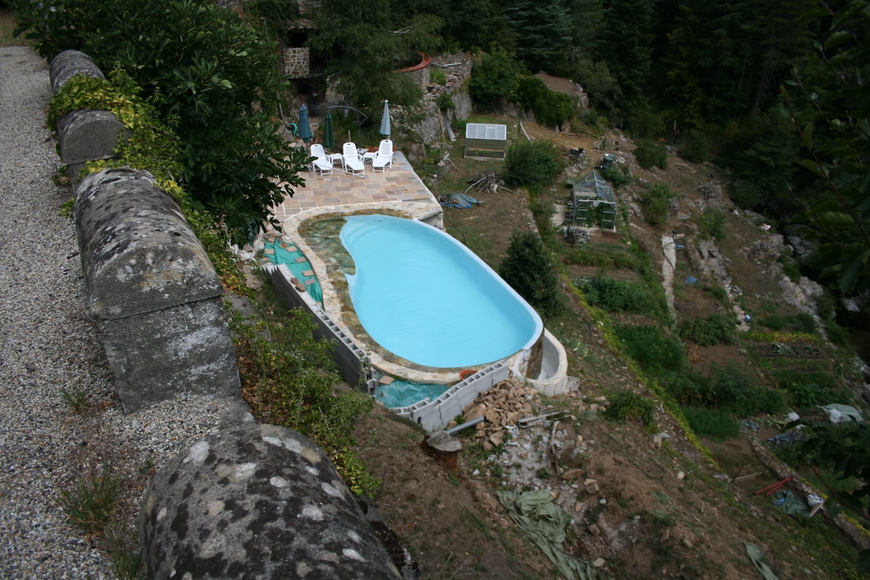 Lagon en terrain escarpé - vue 3